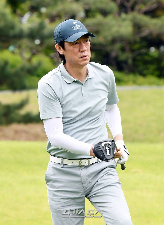 대한축구협회, 한국프로축구연맹, 울산 HD, 포항스틸러스가 주최하고 일간스포츠, 스포츠서울, 스포츠조선, 스포츠경향, 스포츠동아, 세계비즈앤스포츠월드 등 스포츠전문 미디어 6개사가 후원하는 ‘2025년 축구인 골프대회’가 19일 경기도 용인 코리아CC에서 열렸다. 홍명보 대표팀 감독이 티샷하고있다 용인=정시종 기자 capa@edaily.co.kr /2025.05.19.