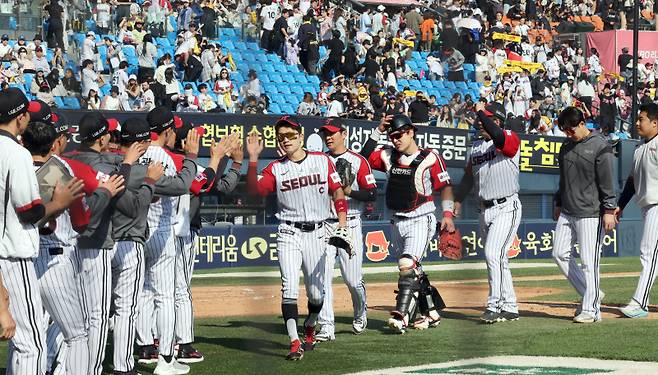 18일 오후 잠실야구장에서 열린 2025 프로야구 KT와 LG 경기. LG가 5-1 승리했다. 경기 종료 후 선수들이 승리를 자축하고 있다. 잠실=정시종 기자 capa@edaily.co.kr /2025.05.18.