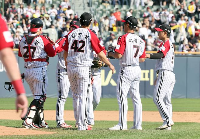 18일 오후 잠실야구장에서 열린 2025 프로야구 KT와 LG 경기. LG가 5-1 승리했다. 경기 종료 후 선수들이 승리를 자축하고 있다. 잠실=정시종 기자 capa@edaily.co.kr /2025.05.18.