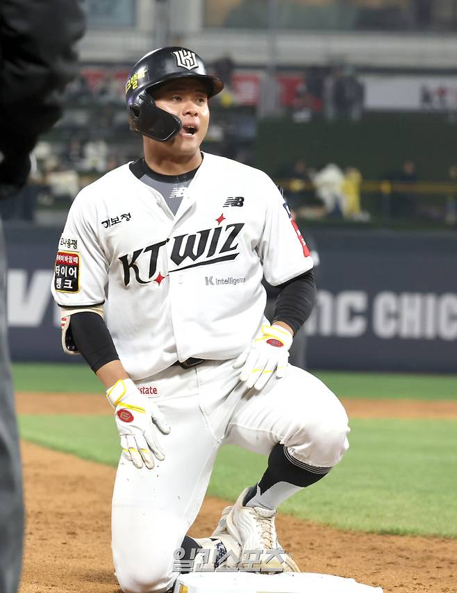 2일 오후 수원 KT위즈파크에서 열린 2025 프로야구 LG 와 KT 경기. KT 권동진이 5회 우중간 3루타로 진루하고 있다. 수원=정시종 기자 capa@edaily.co.kr /2025.04.02.