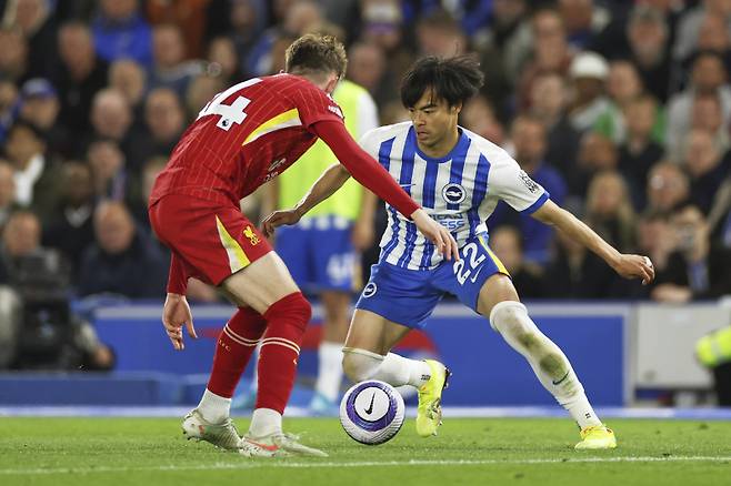 <yonhap photo-1547=""> Brighton's Kaoru Mitoma, right, challenges for the ball with Liverpool's Conor Bradley during the English Premier League soccer match between Brighton and Liverpool at American Express Stadium in Brighton, England, Monday, May 19, 2025. (AP Photo/Ian Walton)/2025-05-20 05:45:02/ <저작권자 ⓒ 1980-2025 ㈜연합뉴스. 무단 전재 재배포 금지, AI 학습 및 활용 금지></yonhap>