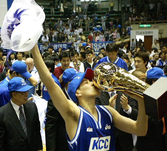 지난 2004년 챔프전 우승 뒤 환호하는 KCC 이상민의 모습. 사진=IS포토