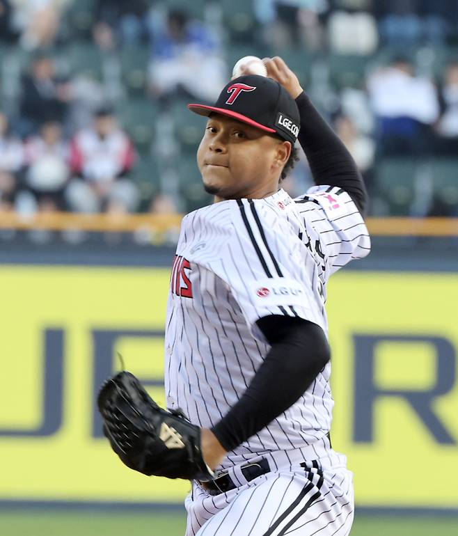 15일 오후 잠실야구장에서 열린 2025 프로야구 삼성과 LG 경기. LG 선발 에르난데스가 힘차게 공을 던지고 있다. 잠실=정시종 기자 capa@edaily.co.kr /2025.04.15.