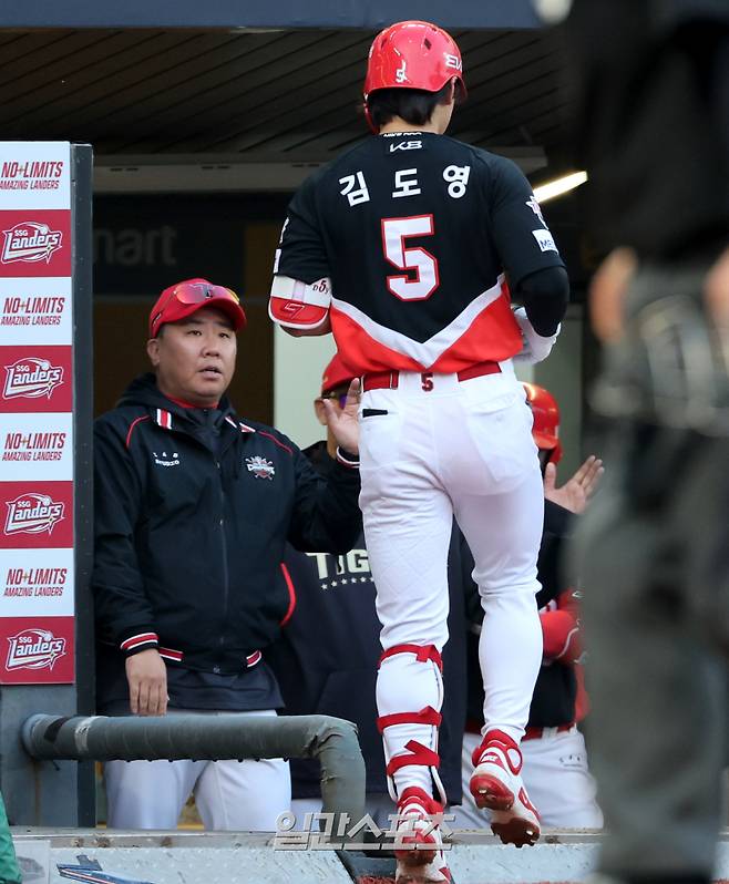 2025 KB0리그 프로야구 SSG랜더스와 KIA타이거즈의 더블헤더 2차전 경기가 11일 오후 인천SSG랜더스필드에서 열렸다. 4회초 1사 김도영이 김광현을 상대로 좌중월 솔로 홈런를 치고 홈인해 이범호 감독의 축하를 받고 있다. 인천=김민규 기자 mgkim1@edaily.co.kr /2025.05.11/