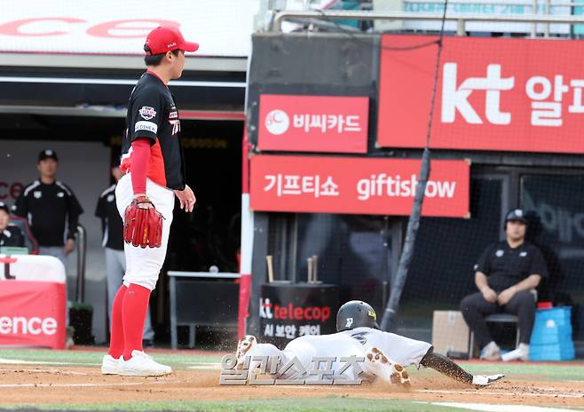 20일 오후 수원 KT위즈파크에서 열린 2025 프로야구 KIA와 KT 경기. KIA 선발 윤영철이 1회 폭투로 KT 김민혁이 득점하는 것을 바라보고있다. 수원=정시종 기자 capa@edaily.co.kr /2025.05.20.