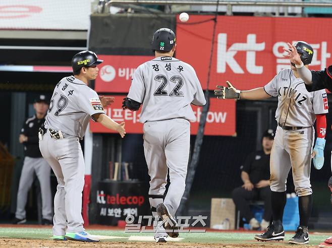 20일 오후 수원 KT위즈파크에서 열린 2025 프로야구 KIA와 KT 경기. KT 장성우가 5회 좌월 2점 홈런을 날리고 그라운드를 돌고 있다. 수원=정시종 기자 capa@edaily.co.kr /2025.05.20.