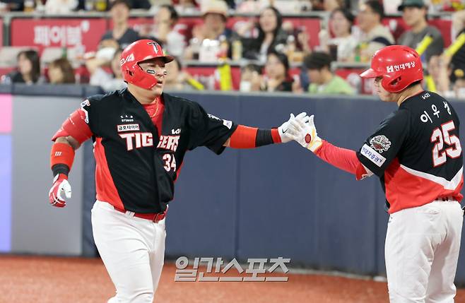 20일 오후 수원 KT위즈파크에서 열린 2025 프로야구 KIA와 KT 경기. KIA 최형우가 6회 우중간 2점 홈런을 날리고 이우성과 하이파이브 하고 있다. 수원=정시종 기자 capa@edaily.co.kr /2025.05.20.