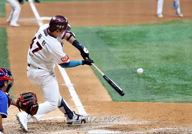 2025 KB0리그 프로야구 키움히어로즈와 삼성라이온즈의 경기가 20일 오후 서울 고척스카이돔에서 열렸다. 9회말 1사 만루 김동현이 희생플라이를 치고 있다. 고척=김민규 기자 mgkim1@edaily.co.kr /2025.05.20/