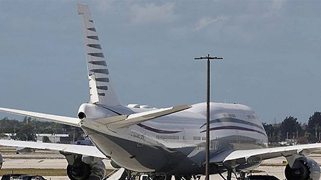 카타르 소유 보잉 747 옆의 트럼프 대통령 방탄차량