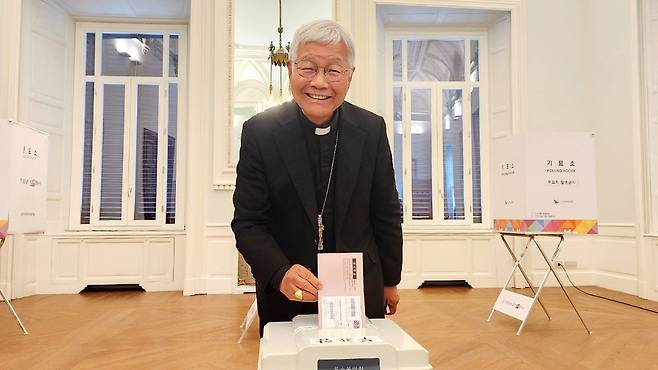 투표하는 유흥식 추기경