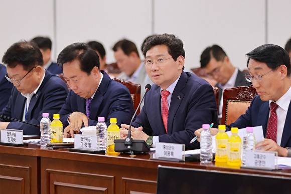 이상일 용인특례시장이 지난해 5월 국토교통부 세종청사 대회의실에서 열린 '제6차 국가산단 범정부 추진지원단 회의'에서 용인특례시 의견을 밝히고 있다. [사진=용인특례시]