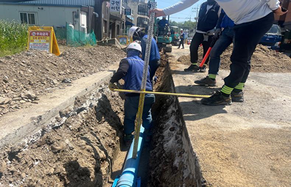 노후 상수도관을 교체하고 있다. [사진=군산시]