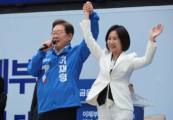 더불어민주당 이재명 대선 후보가 지난 19일 서울 영등포구 타임스퀘어에서 열린 유세에서 허은아 전 개혁신당 대표와 함께 손을 잡고 포즈를 취하고 있다. [사진=연합뉴스]