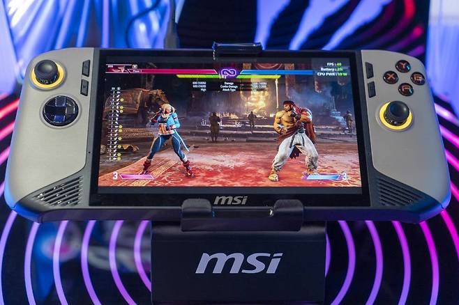 양 손에 잘 잡히도록 그립이 만들어졌으며, 조이스틱 테두리와 각 버튼에 LED가 점등된다 / 출처=IT동아