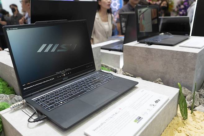 AMD 라이젠 AI 9 프로세서는 물론 RTX 40 / 50 시리즈 탑재 노트북도 함께 전시됐다 / 출처=IT동아