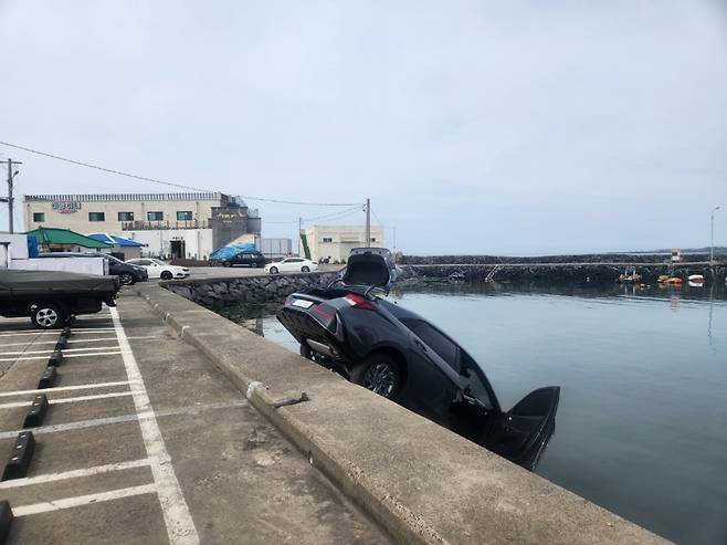 오늘(20일) 오후 제주시 조천읍 신촌포구에서 차량이 바다에 추락할 뻔한 사고가 났다. (제주소방안전본부 제공)
