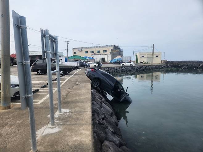 오늘(20일) 오후 제주시 조천읍 신촌포구에서 차량이 바다에 추락할 뻔한 사고가 났다. (제주소방안전본부 제공)