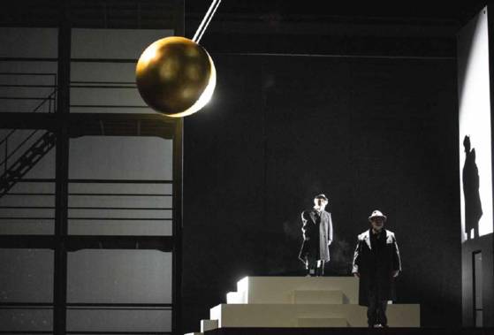 진은숙의 오페라 ‘달의 어두운 면’의 한 장면. 무대는 천장에 매달린 커다란 달과 그 사이를 향해 올라가는 계단 등으로 1930년대 비인간적인 현실을 표현했다. [사진 함부르크 국립 오페라 극장]