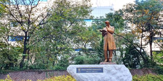 배재학당역사박물관 뜰에 있는 아펜젤러 동상. 배재학당을 설립한 그는 1902년 타고 있던 목포행 배가 군산 앞바다에서 침몰하자 물에 빠진 정신학교 여학생을 구하려다 44살의 나이로 삶을 마감했다. [사진 김정탁]