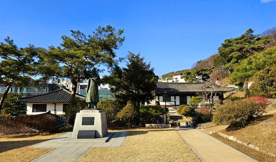 서울 이화장과 이승만 동상. 승만(承晩)은 ‘늦음을 받들다’라는 뜻인데 원래 이름은 어머니가 천일기도 끝에 용꿈을 꿔 낳았다고 해서 승룡(承龍)이었다. [사진 김정탁]