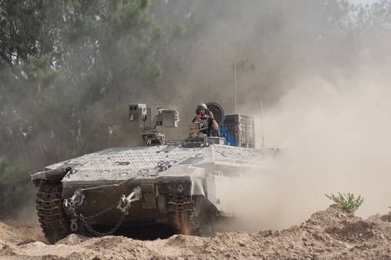 이스라엘군이 인질 석방을 요구하며 가자지구에 대한 군사작전을 벌인 가운데 19일 병력이동장갑차가 가자 국경지역을 지나고 있다. [EPA=연합뉴스]