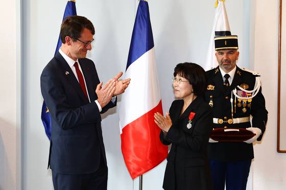 최정화 한국이미지커뮤니케이션연구원(CICI) 이사장(오른쪽 두 번째)이 15일 서울 서대문구 주한프랑스대사관에서 열린 수훈식에서 필립 베르투 프랑스대사로부터 훈장을 받은 직후 미소 짓고 있다. 김종호 기자