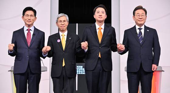 이재명 더불어민주당, 이준석 개혁신당, 권영국 민주노동당, 김문수 국민의힘 대선 후보(오른쪽 부터)가 중앙선거방송토론위원회 주관으로 18일 서울 상암동 SBS 프리즘센터 스튜디오에서 열린 제21대 대선 1차 후보자 토론회에서 기념 촬영을 하고 있다. 국회사진기자단