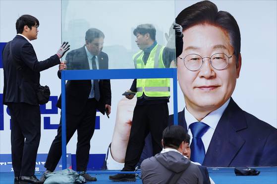 19일 서울 영등포구 타임스퀘어 광장에서 열린 이재명 더불어민주당 대선 후보의 선거유세 시작 전 경호원들이 방탄유리를 설치하고 있다. 전민규 기자