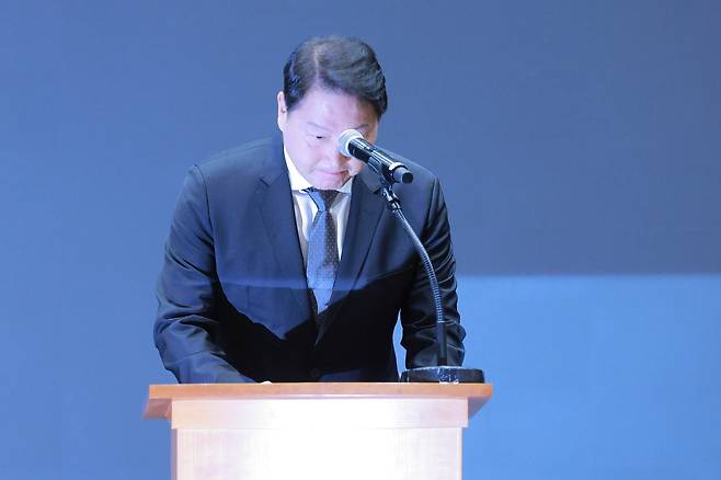 최태원 SK그룹 회장이 7일 오전 서울 중구 SKT타워에서 SK텔레콤 이용자 유심(USIM) 정보 해킹 사고와 관련해 고개숙여 사과하고 있다. 김종호 기자