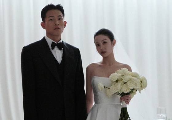 오는 6월 15일 웨딩마치를 올릴 독일 프로축구 분데스리가 FC 우니온 베를린의 정우영(26, 왼쪽). 아내가 될 이연지(26)씨는 배우이자 아트 디렉터로 활약 중인 이광기(57)씨의 맏딸이다. 사진 이광기