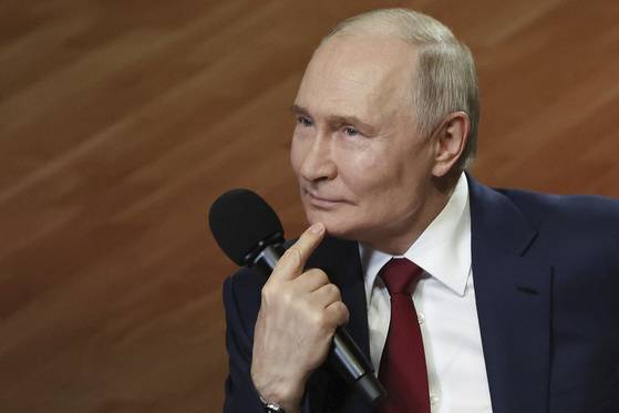 블라디미르 푸틴 러시아 대통령이 19일(현지시간) 러시아 소치 외곽 시리우스 과학 예술 공원에서 도널드 트럼프 미국 대통령과 전화 통화와 관련한 언급을 하며 미소를 짓고 있다. AP=연합뉴스