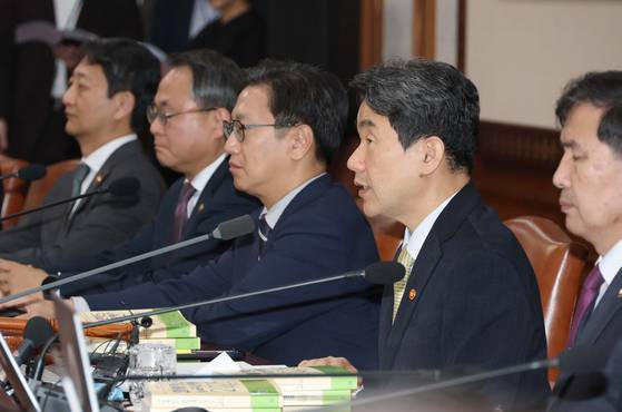 이주호 대통령 권한대행 부총리 겸 교육부 장관이 20일 정부서울청사에서 열린 국무회의를 주재하고 있다. 대통령실사진기자단
