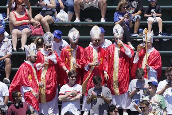 화이트삭스 팬으로 알려진 레오 14세 교황의 복장을 따라한 팬들. 로이터=연합뉴스