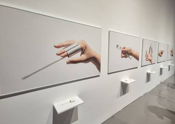 부산현대미술관 전시 '열 개의 눈'에 나온 라움콘의 '한 손 프로젝트'. 뇌출혈 이후 왼손을 쓰게 된 작가가 스스로 식사할 수 있게 고안한 수저다. 관객들도 착용해볼 수 있다. 부산=권근영 기자