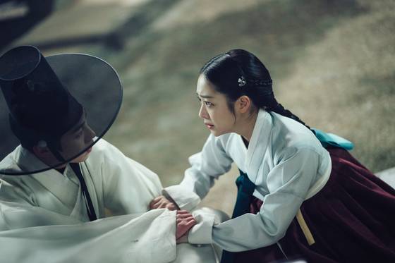 지난 16일 공개된 넷플릭스 오리지널 사극 '탄금'. 웹소설 『탄금: 금을 삼키다』가 원작으로, 홍랑(왼쪽, 이재욱)과 재이(조보아)의 금지된 사랑을 그리는 미스터리 로맨스 사극이다. 사진 넷플릭스