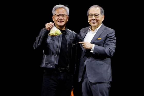 릭 차이 미디어텍 최고경영자(CEO)가 20일 대만 타이베이에서 열린 컴퓨텍스2025에서 젠슨 황 엔비디아 CEO에게 단골 과일 가게에서 사온 과일을 선물했다. 로이터=연합뉴스