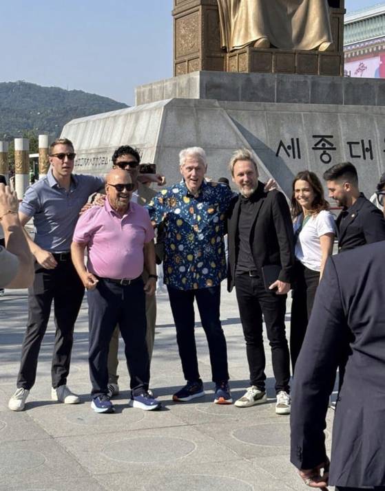최근 서울 광화문광장에서 포착된 빌 클린턴 전 미국 대통령. 온라인 커뮤니티 캡처