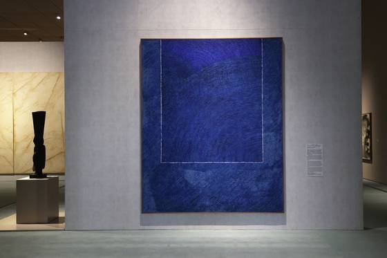 국립현대미술관 서울관 소장품 상설전 ‘한국현대미술 하이라이트’ 전경. 기증 이건희 컬렉션인 추상미술 거장 김환기의 푸른 전면점화 ‘산울림 19-II-73 #307’(1973)이 보인다. [연합뉴스]