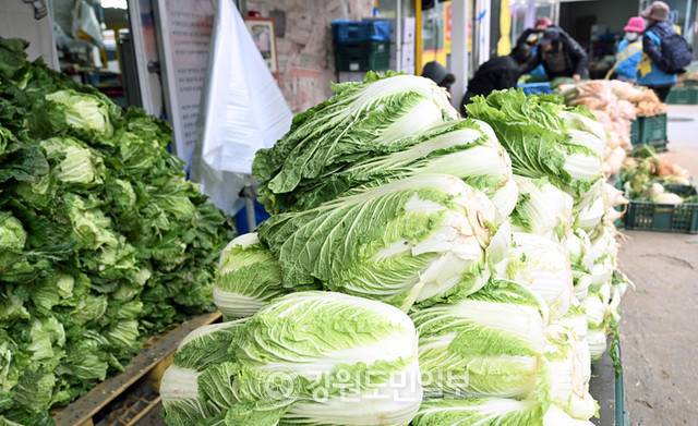 춘천 번개시장에 나온 시민들 [강원도민일보 자료사진]&nbsp;