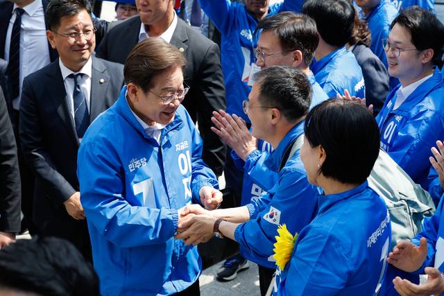 ▲ 더불어민주당 이재명 대선 후보가 지난 19일 서울 용산역광장에서 열린 집중유세에서 연설하기 전 김상욱 의원과 악수하고 있다. 연합뉴스