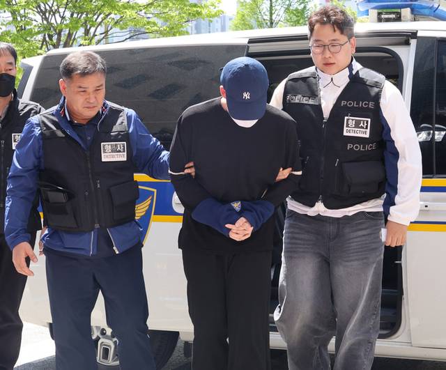 ▲ 청주의 한 고등학교 내외부에서 흉기 난동을 벌여 교사와 주민 등 6명을 다치게 한 A(17)군이 지난달 30일 오후 영장실질심사에 출석하기 위해 청주지법에 들어가고 있다. 연합뉴스