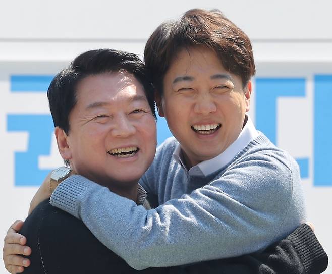 ▲ 지난달 25일 국민의힘 안철수 대선 경선 후보와 개혁신당 이준석 대선 후보가 경기도 성남시 판교역 앞 광장에서 열린 인공지능(AI) 관련 '미래를 여는 단비토크'에서 만나 포옹하고 있다 [연합뉴스]&nbsp;