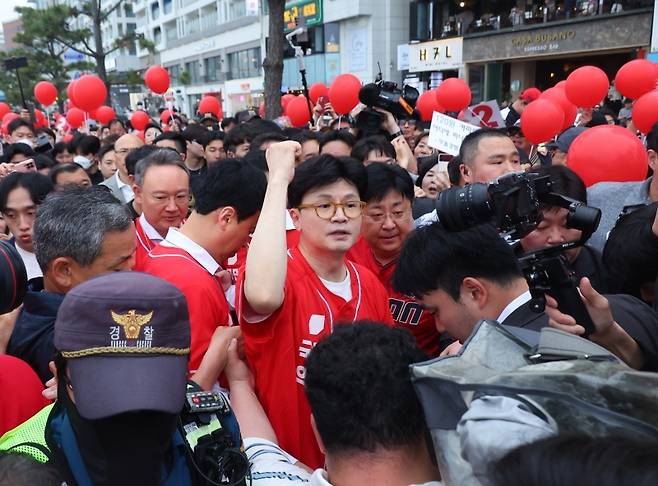 ▲ 한동훈 전 국민의힘 대표가 20일 오후 부산 수영구 광안리해수욕장을 찾아 취재진 질문에 답하고 있다. [연합뉴스]