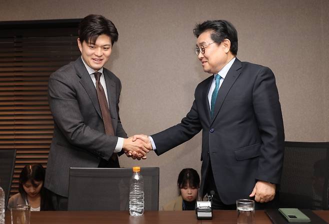 ▲ 국민의힘 김용태 비상대책위원장과 새미래민주당 전병헌 대표가 20일 서울 여의도 켄싱턴호텔에서 악수하고 있다. [연합뉴스]