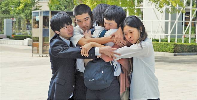 영화 ‘해피엔드’ 스틸컷. 미국으로 떠나는 톰이 친구들과 마지막 인사를 나누고 있다.  영화사 진진 제공