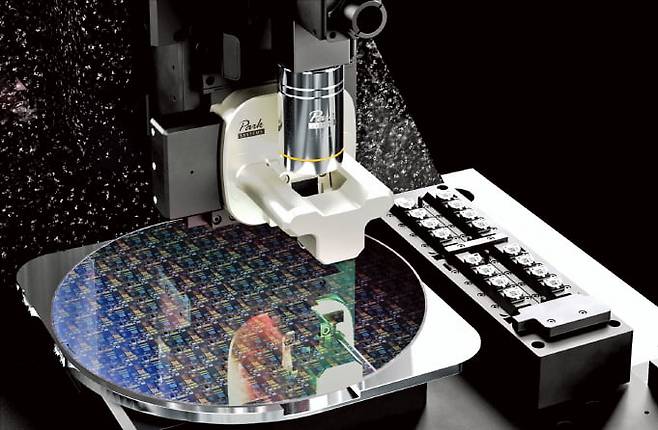 파크시스템스의 원자현미경이 반도체 웨이퍼의 표면을 정밀 검사하는 모습.  파크시스템스 제공