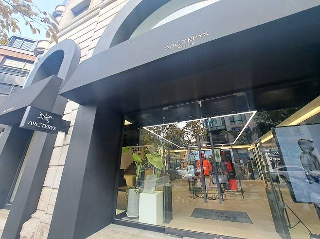 압구정로데오역 인근에 위치한 아크테릭스 강남 플래그십 스토어. /사진=한경DB