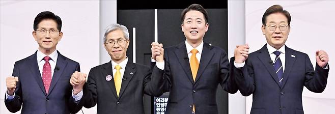 김문수 국민의힘 대선 후보(왼쪽부터), 권영국 민주노동당 후보, 이준석 개혁신당 후보, 이재명 더불어민주당 후보가 18일 ﻿중앙선거방송토론위원회 주관 TV 토론에 앞서 손을 맞잡고 있다.  국회사진기자단