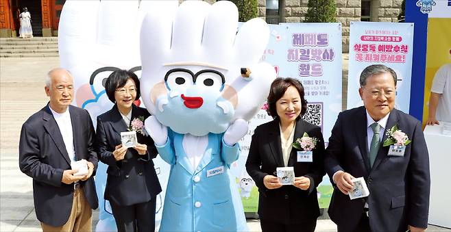 지난 8일 열린 ‘식품안전의 날’ 행사에서 이효율 한국식품산업협회장(맨 오른쪽)이 관계자들과 식품안전을 홍보하고 있다. 한국식품산업협회 제공