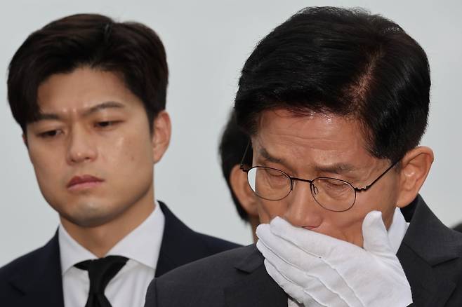 국민의힘 김문수 대선 후보와 김용태 비상대책위원장이 17일 광주 북구 국립 5·18 민주묘지를 찾아 박관현 열사 묘역에서 참배하던 중 눈물을 흘리고 있다. 사진=연합뉴스